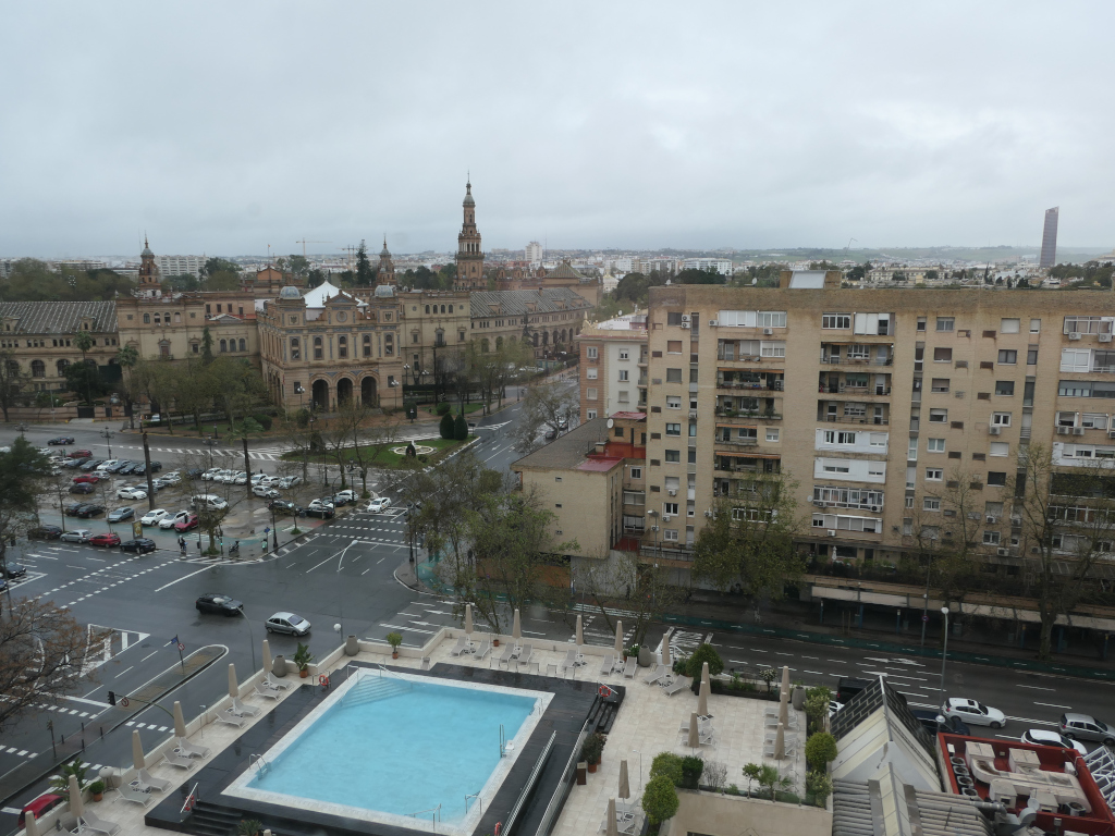 Vue sur la piscine de l'hôtel depuis la chambre